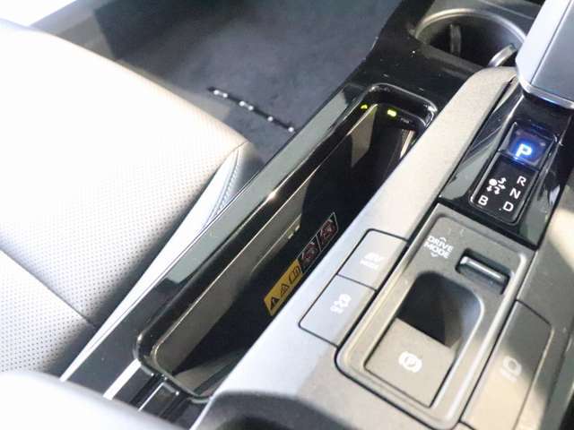 スマートフォンなどをワイヤレスで充電できるおくだけ充電です♪使いやすさとスペース効率を高めています☆