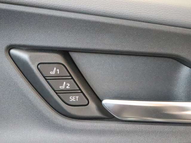 シートメモリースイッチ・シートポジションを記憶をさせることが出来ます☆運転される方によってポジションをそれぞれ記憶させることが出来ますのでボタンを押すだけでいつでも最適なポジションに戻せます☆