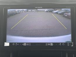【バックモニター】後ろのカメラの映像がモニターに映し出されるので、後方の見えない死角や、障害物との距離感などもしっかり安全確認することができます。