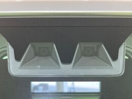 【スマートアシスト】走行中に前方の車両等を認識し、衝突しそうな時は警報とブレーキで衝突回避と被害軽減をアシスト。より安全にドライブをお楽しみいただけます。