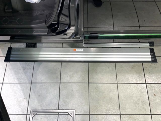 【電動サイドステップ】車高の高いお車でも、これがあれば小さいお子様の乗り降りも楽々♪スライドドアと連動して作動する為、煩わしい操作は不要です！
