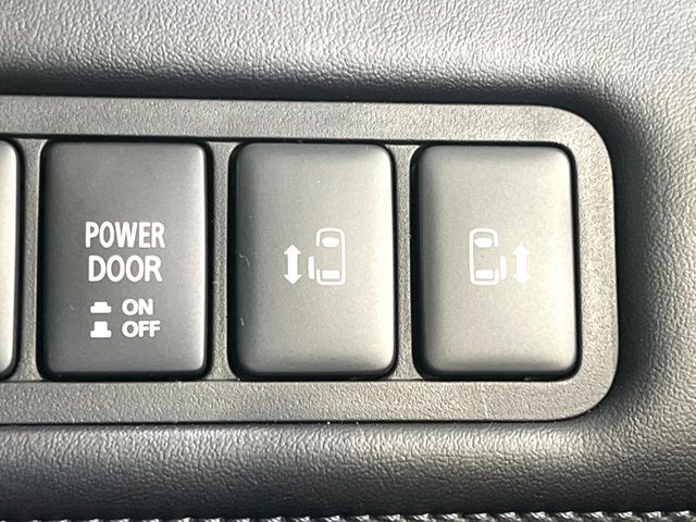 【両側パワースライドドア】スマートキーや運転席のスイッチで後席両側スライドドアの開閉が可能♪電動だから力を入れてドアを開ける必要が無く、小さなお子様でも簡単に開け閉めでき快適です♪