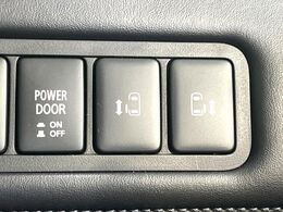 【両側パワースライドドア】スマートキーや運転席のスイッチで後席両側スライドドアの開閉が可能♪電動だから力を入れてドアを開ける必要が無く、小さなお子様でも簡単に開け閉めでき快適です♪