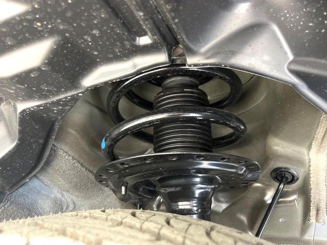 お車を安心してお乗りいただく為には、足回りの定期点検が欠かせません。サービスサポート（有償保証）では無料点検もご提供しており、安心のカーライフをお過ごしいただけるサポート体制が整っています。