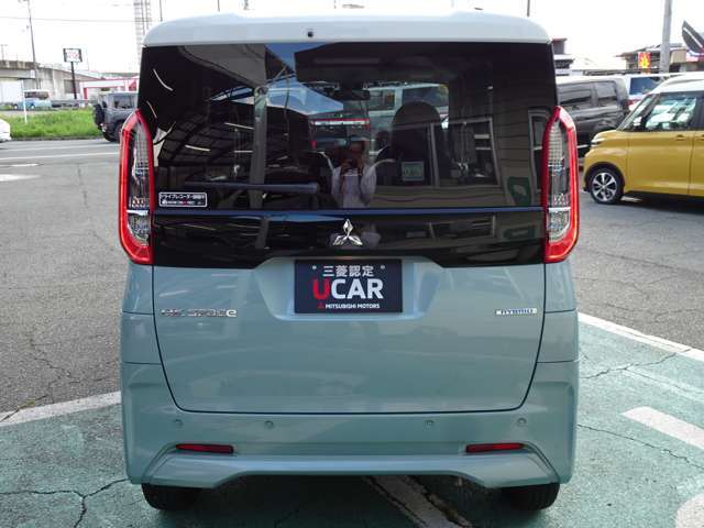 大きく開くリヤゲート！雨の日などは傘替わり！大き目のお荷物も出し入れ楽々！！