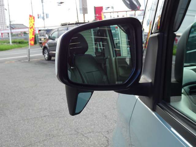 幅寄せに便利な下方向を確認できるミラー