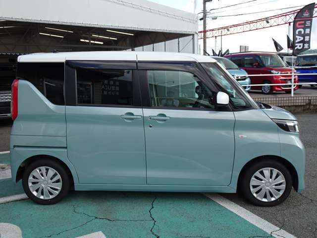 後席スライドドアは助手席側のみ電動式です。（運転席側は手動スライドです）前席からやリモコンからの開閉操作が可能です。