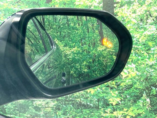 【ブラインドスポットモニター】走行中、ドアミラーの死角になりやすい箇所に後続車が接近するとサイドミラーのレンズに警告を表示！ドライバーに注意喚起をしてくれます。
