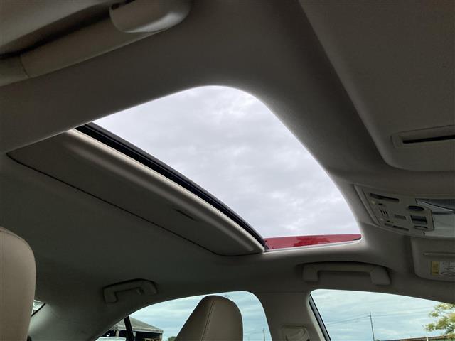 【　サンルーフ　】解放感溢れるサンルーフ♪車内には爽やかな風や太陽の穏やかな光が差し込みます♪