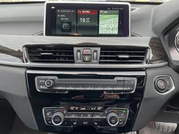 BMWのナビゲーションは操作性も良く、詳細な地図情報と交通状況を見やすく表示し、快適なドライビングをサポートしながら目的地までナビゲートします。