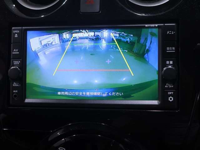 ■バックモニター■　　車両後方の映像を画面に表示し、駐車などの後退操作をサポートします。