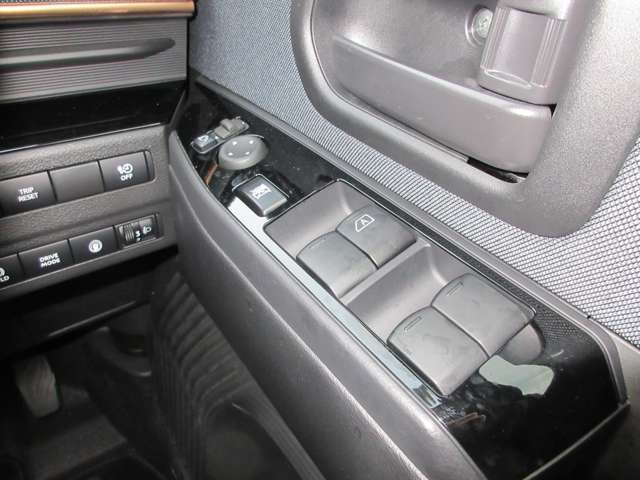 全席パワーウィンドウとなっています。運転席はオートになっているのでワンタッチ開閉することが出来ます。