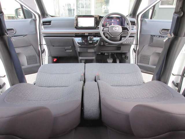 すっきりした運転席周りにはナビやエアコンの操作パネルを設置しておりますので、お一人での運転でもご安心できます。