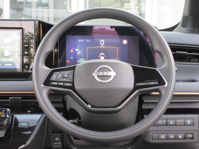 手元でナビの音量調整等が出来るのでナビの操作によるわき見運転を防止することが出来ます。