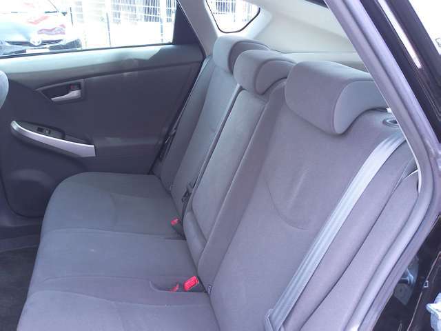 2列目も足元広々♪車内はスミズミまで高温スチームクリーナーにて徹底的に清掃♪フロアマットも取り外し丸洗い♪下地のカーペットにいたるまで清掃いたします♪清潔な車内で快適ドライブ♪
