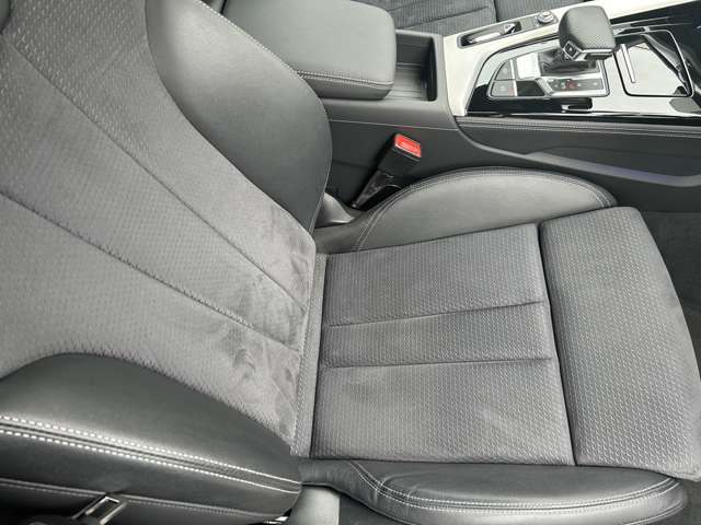 ●ハーフレザーシート『高級感や耐久性がありこちらのモデルにも採用されています。スポーティーな印象を与え、内装を豪華に演出します。肌触りが良く長時間の運転でも快適です。