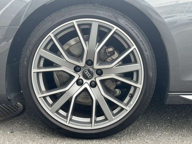 Audiは、スポーティなデザインからシンプルでエレガントなデザインまで、さまざまなデザインを提供しています。軽量でありながら高い強度を持っており車両のハンドリング性能やブレーキ性能が向上します。