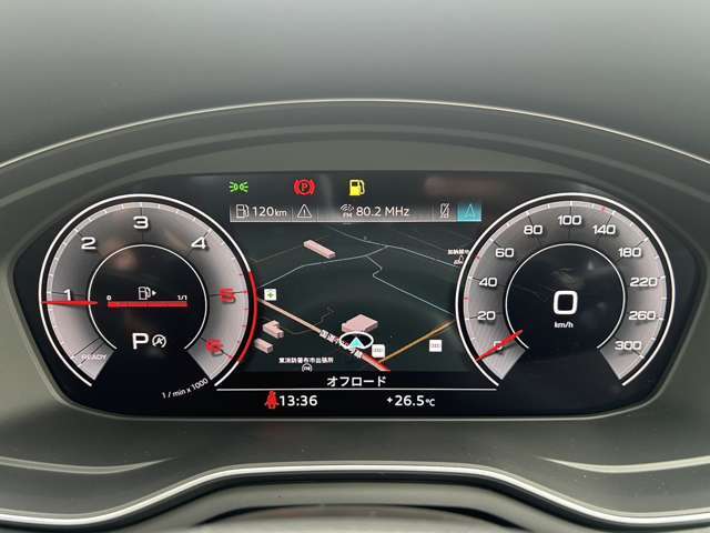 スピードメーターなどの運転に必要な計器とともに、オーディオ・電話の操作画面や地図などを表示。レイアウトはステアリングスイッチで切り替えでき運転に集中しながら必要な情報を瞬時に得ることが可能。