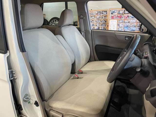 【フロントシート】シミや汚れもなく清潔で快適☆長時間の運転もサポートしてくれます。
