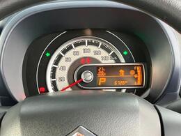 メーターパネルはホワイトとシルバーの加飾が施され液晶ディスプレイを組み合わせたデザイン！