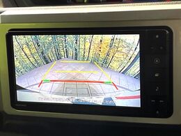 【バックカメラ】駐車時に後方がリアルタイム映像で確認できます。大型商業施設や立体駐車場での駐車時や、夜間のバック時に大活躍！運転スキルに関わらず、今や必須となった装備のひとつです！