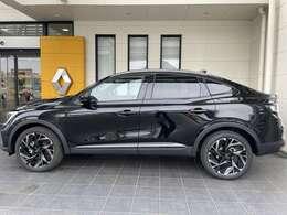 SUVの力強さ、クーペのスポーティさが調和したデザイン