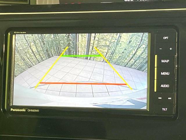【バックカメラ】駐車時に後方がリアルタイム映像で確認できます。大型商業施設や立体駐車場での駐車時や、夜間のバック時に大活躍！運転スキルに関わらず、今や必須となった装備のひとつです！