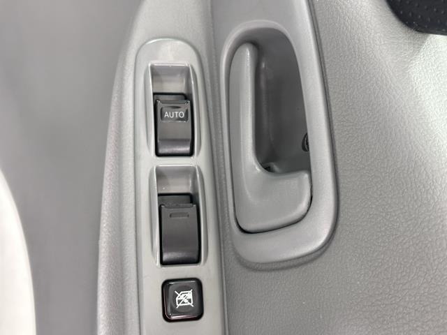 パワーウィンドウのスイッチですよ。　運転席に居ながら窓を開け閉めのコントロールできますよ。　ロック機能で、子供がイタズラして窓を開けるという事も無くなりますよ。