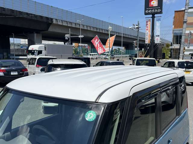 【ルーフ】ルーフにも目立つキズや凹みなど無くキレイな状態が保たれたお車です。コーティング施工も可能ですのでご相談下さい♪