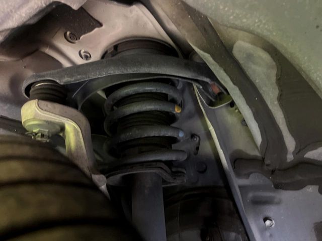 お車を安心してお乗りいただく為には、足回りの定期点検が欠かせません。サービスサポート（有償保証）では無料点検もご提供しており、安心のカーライフをお過ごしいただけるサポート体制が整っています。