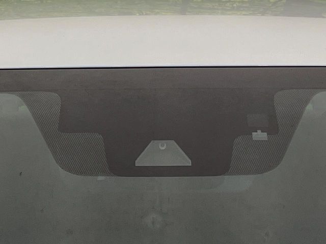 【プリクラッシュセーフティ】前方の車両等を検知し、衝突しそうな時は警報で注意を促し、ブレーキを踏む力をサポート。ブレーキを踏めなかった場合は衝突被害軽減ブレーキが作動、衝突回避をサポートします。