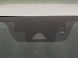 【プリクラッシュセーフティ】前方の車両等を検知し、衝突しそうな時は警報で注意を促し、ブレーキを踏む力をサポート。ブレーキを踏めなかった場合は衝突被害軽減ブレーキが作動、衝突回避をサポートします。