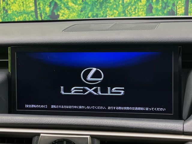 【メーカー純正ナビ】インテリアに溶け込むスタイリッシュな「専用設計」メーカーナビを装備♪視認性や操作性など基本性能にも優れ、より上質なカーライフをお楽しみいただけます。