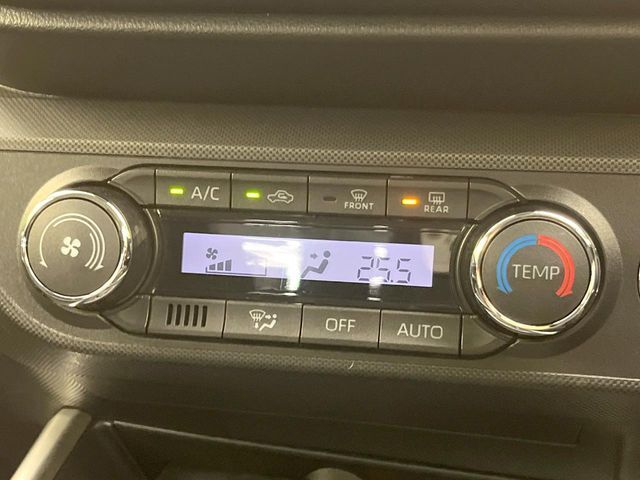 【オートエアコン】一度お好みの温度に設定すれば、車内の温度を検知し風量や温度を自動で調整。暑い…寒い…と何度もスイッチ操作をする必要はありません。快適な車内空間には必須の機能ですね♪