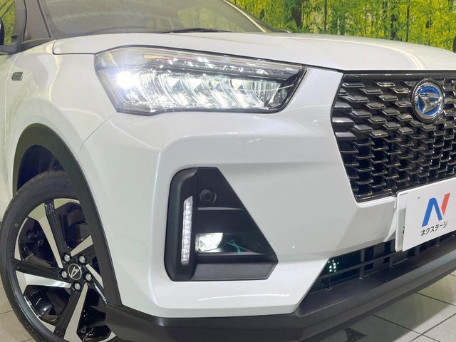 【LEDヘッドライト】悪天候や夜間走行時も良好な視界を確保し安心して運転できる高輝度LEDヘッドライトを装備！点灯速度が早く、消費電力も抑えられています。