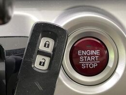 【Hondaスマートキー】カバンやポケットに入れたままでもドアの施錠・解錠が可能なスマートキーを装備。エンジンのオン・オフ時もカギを取り出す必要が無いからとっても便利です♪