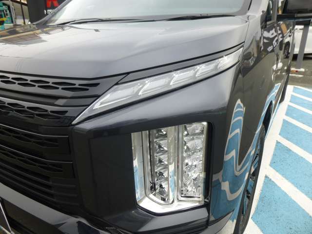 『マルチLEDヘッドライト』※ロービーム5灯・ハイビーム4灯/LEDフォグランプ/LEDポジションランプ/トンネルや夜間走行時に便利なオートライト（自動点灯・消灯）＋オートマチックハイビーム機能採用