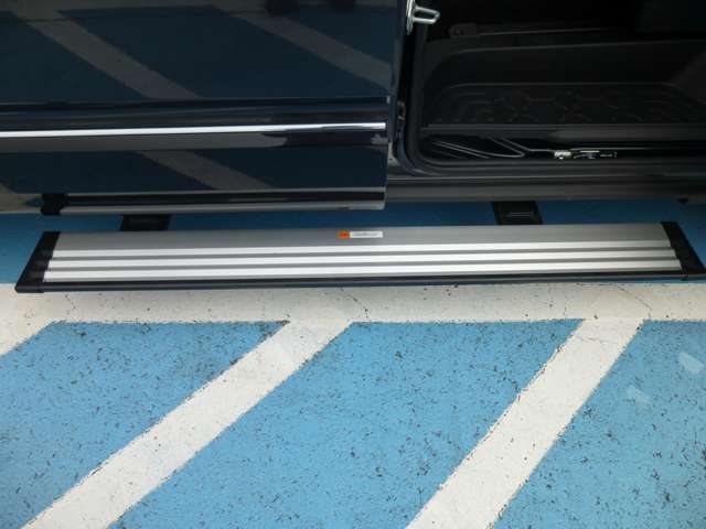 助手席側オートロングステップ標準装備※助手席ドア・左側スライドドアの開閉に連動して作動します（運転席スイッチでOFFも出来ます）☆お子様もご年配の方もラクラク乗り降り出来ますよ♪
