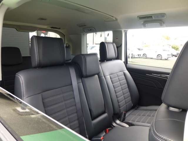 【8人乗り】チップアップ機構付き6：4分割可倒式セカンドベンチシート※センターアームレスト付き（シートスライド180mm）