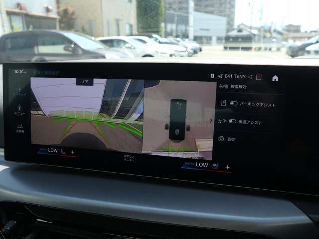 リヤ・ビュー・カメラ（予想進路表示機能付）：車両後方の障害物や歩行者をコントロール・ディスプレイに表示。予想進路表示機能により、目標とする駐車スペースに十分な広さがあるか確認することができます。