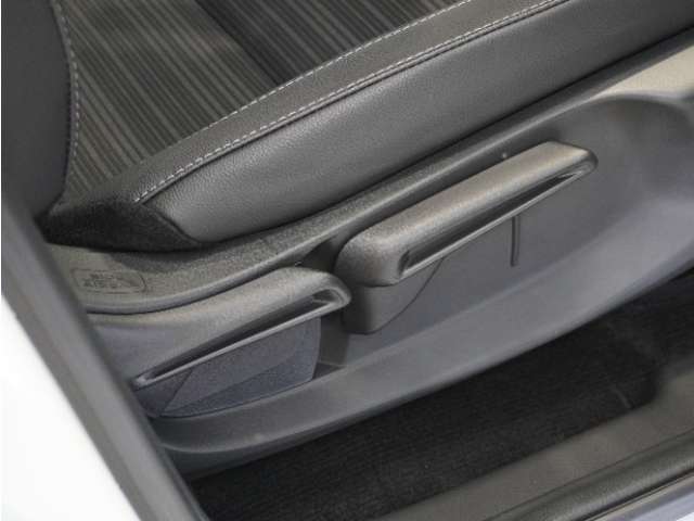 【ハイトアジャスター】レバーの上下操作だけで、座面を運転しやすい高さへ簡単に調節できます。