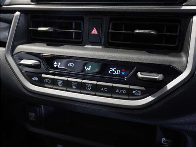 【オートエアコン】温度を設定すれば自動で快適な車内温度を保ちます。エアコン内部の高性能脱臭フィルターで車内のアレルゲンや花粉を除去。