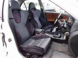 専用RECAROシート装備。ご希望に応じてBRIDE製やRECARO製などの人気スポーツシートもお得な金額にて交換可能です。お気軽にスタッフまでお問い合わせ下さいませ