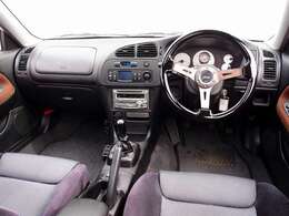 室内は綺麗にルームクリーニング済みとなります。たばこの嫌な臭いや芳香剤の臭いも御座いません。ご希望に応じてRECARO製などのスポーツシートに変更も可能です。お気軽にご相談下さいませ