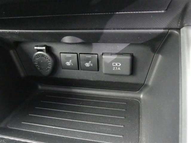 運転席と助手席には寒い時にうれしいシートヒーターが装備されてます。