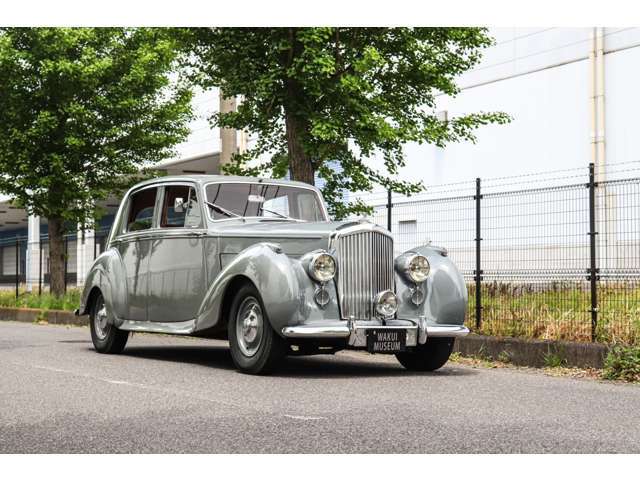 直列6気筒、マニュアル車両のベントレーのご紹介です！（新車登録3年車検整備付）コンピュータ制御''0''の為、厄介なマイナートラブルの心配が少ない年式です。そして...部品が新品で出ます！