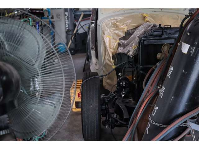 セミレストア経験車両でしたが、錆が出始めておりましたので...。弊社はここまでバラシて下地を形成してからしっかり仕上げます。次のオーナー様は、また何十年とこの車をお楽しみいただけます。