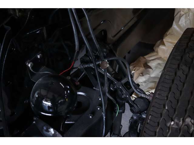 セミレストア経験車両でしたが、錆が出始めておりましたので...。弊社はここまでバラシて下地を形成してからしっかり仕上げます。次のオーナー様は、また何十年とこの車をお楽しみいただけます。