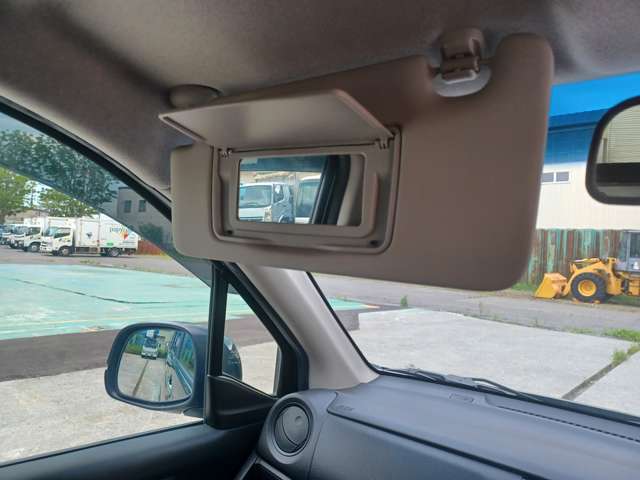 運転席　助手席共にバニティーミラー付きです