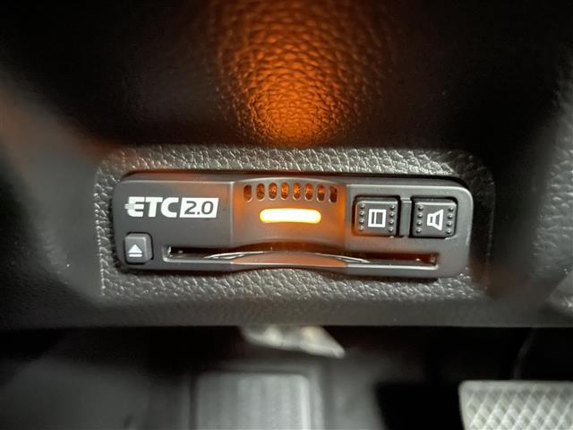 【ETC】有料道路を利用する際に料金所で停止することなく通過できる、ETC車載器（ノンストップ自動料金収受システム機器）が装備されています。セットアップを行うことで利用可能になります。